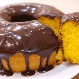 Pastel de zanahoria con cobertura de chocolate