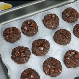 Galletas de chocolate en la bandeja